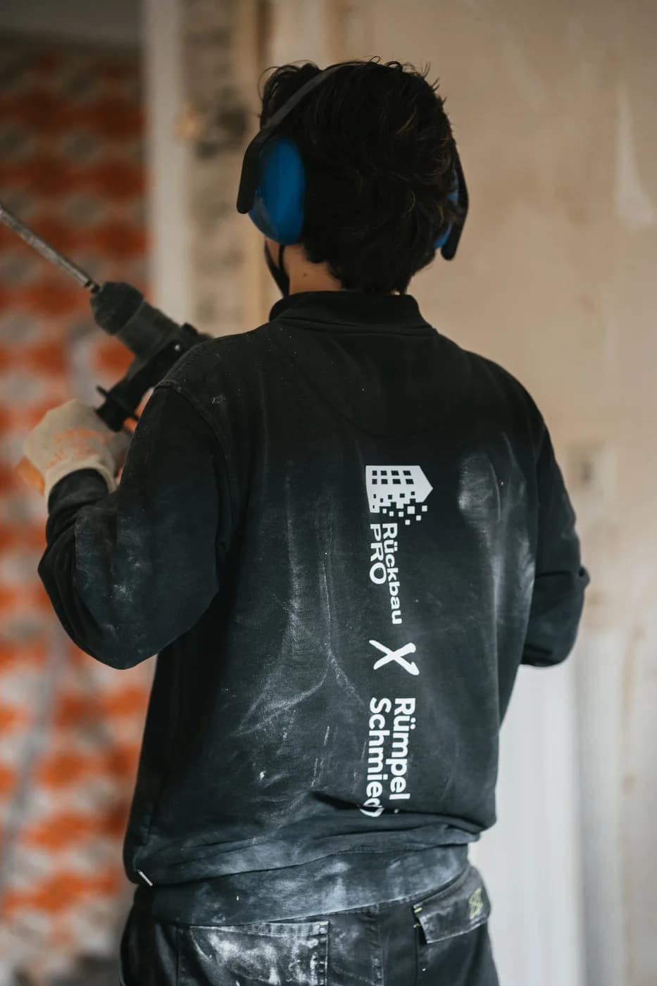 Teamaufnahme vor dem Einsatzfahrzeug