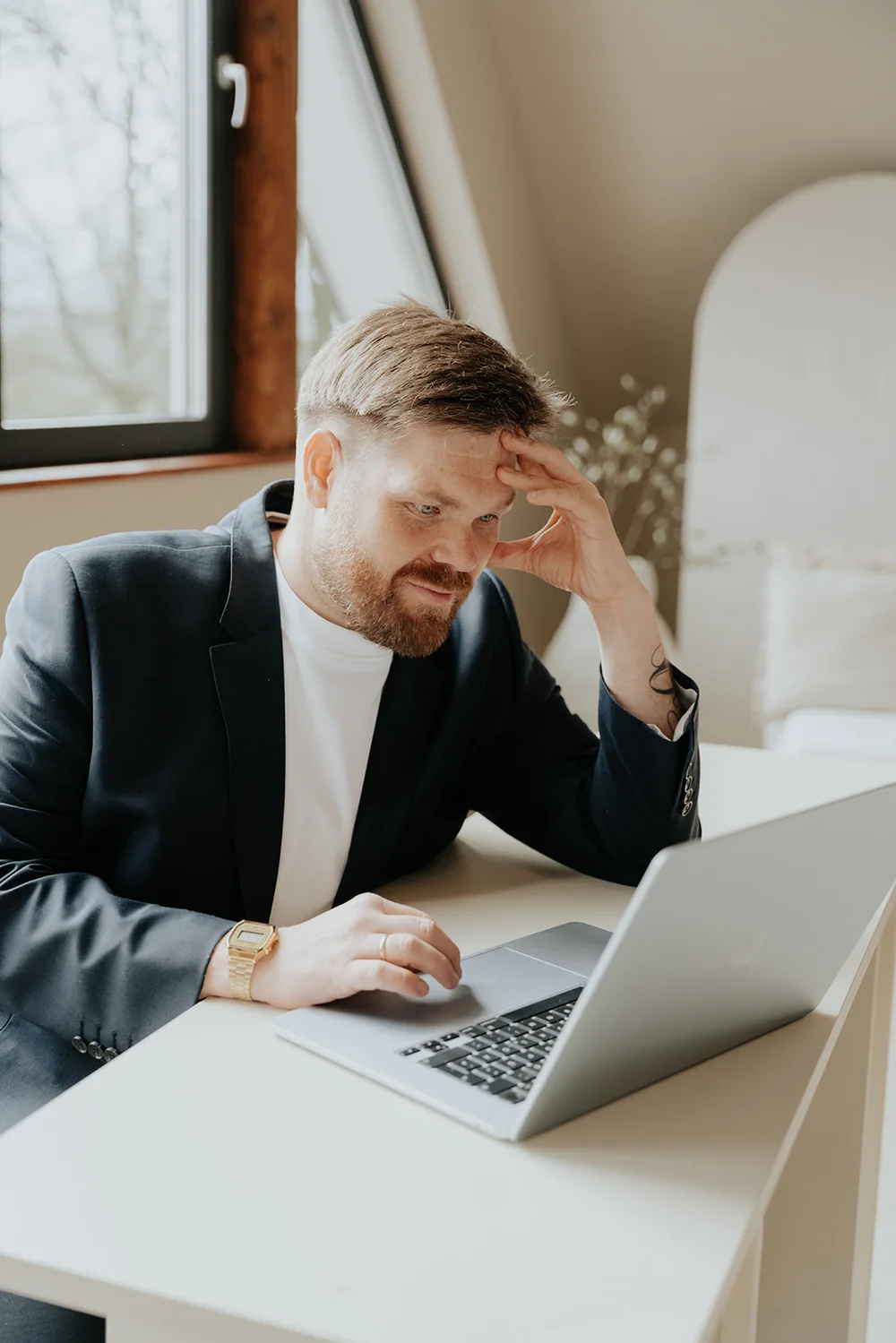 Konzentrierte Arbeit am Laptop
